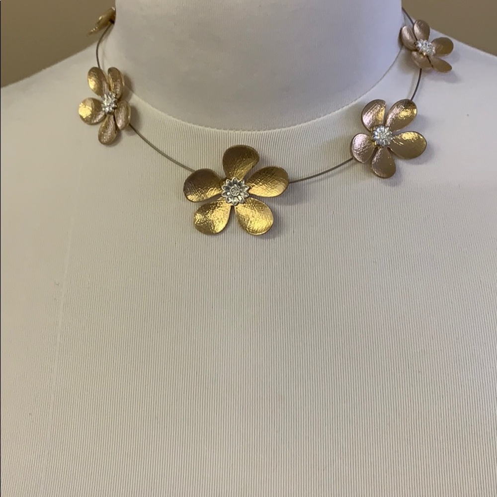 NWT! Daisy necklace